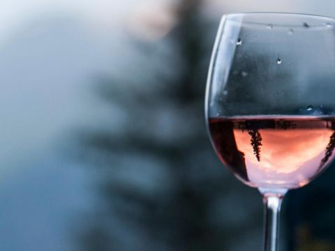 Genieße in schönem Ambiente ein Glas Wein