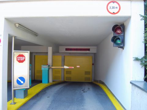 Въезд в подземный гараж 3-звездочного отеля Кирхплац в Санкт-Антоне